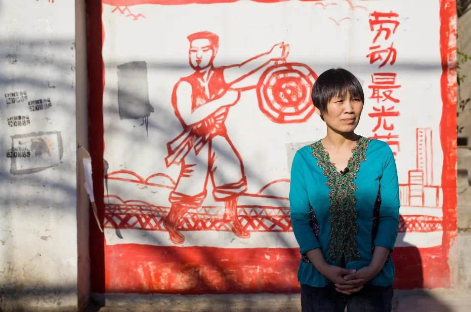 她曾因一篇《我是范雨素》大火,后与皮村文学小组出版作品集《劳动者