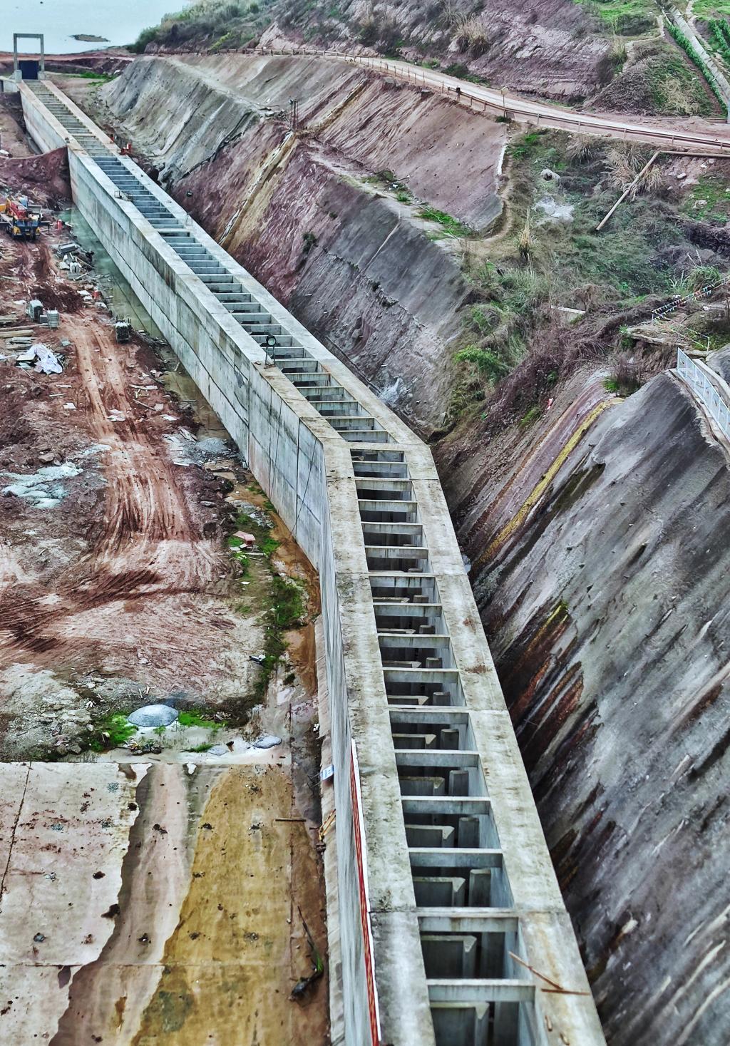 摄该负责人介绍,该鱼道全长800多米,连通坝上坝下,可有效解决大坝阻隔
