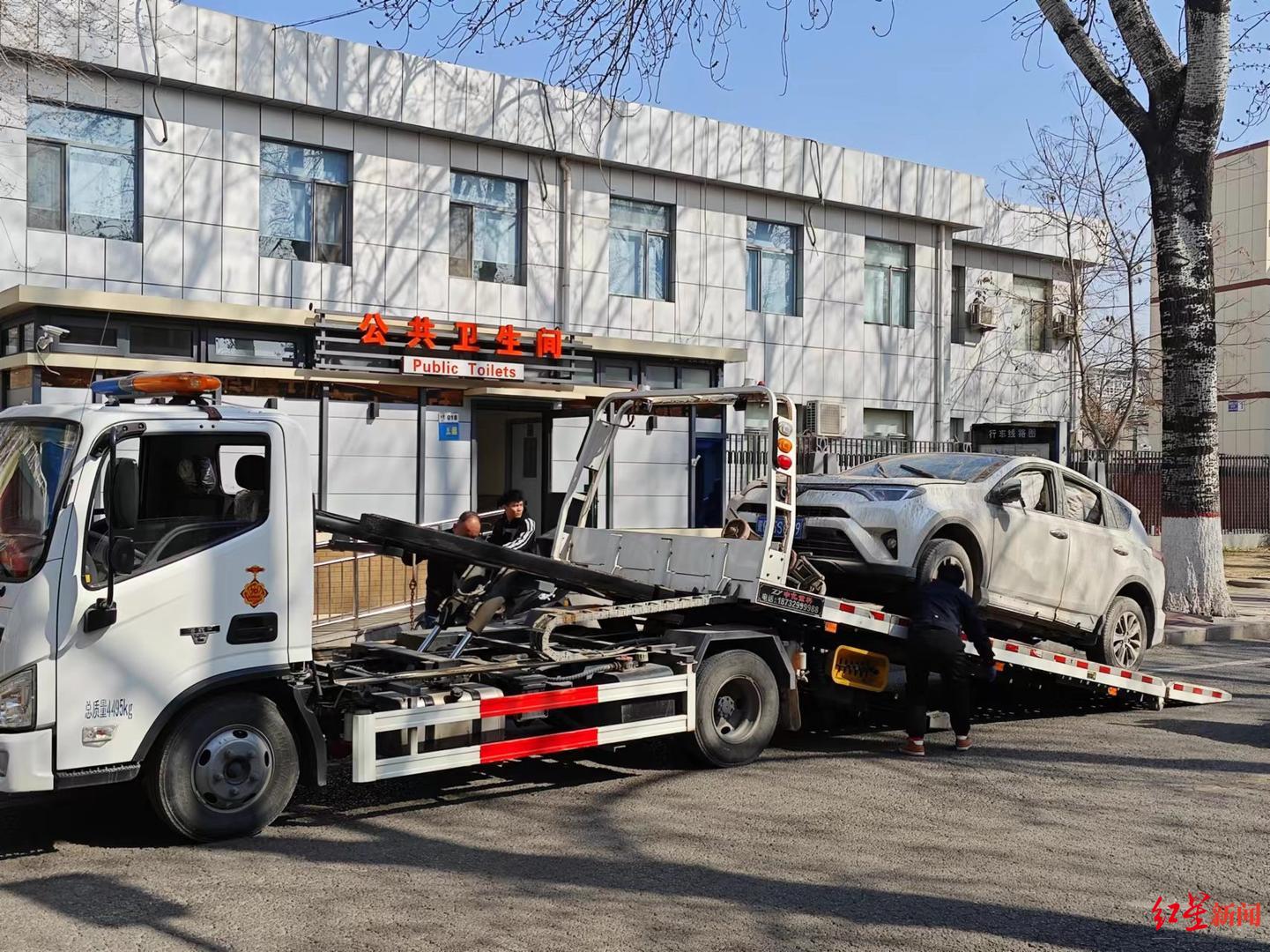 拖车在现场拖离受损车辆