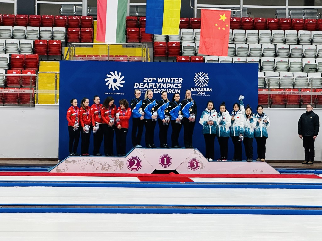 图为3月12日,第20届冬季听障奥运会女子冰壶获奖队伍领奖后留影.