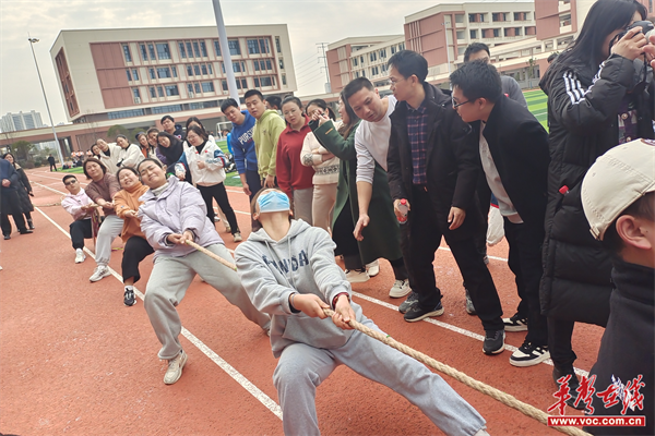 （天鹅湖学校代表队成员赛场合影。）