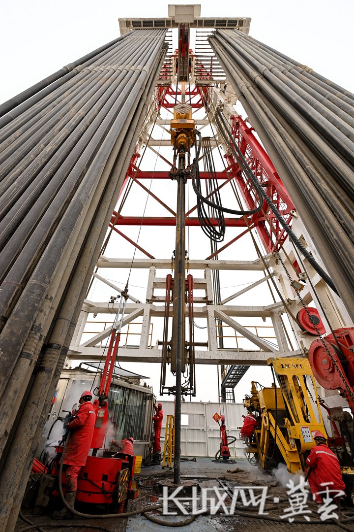 3月3日,成排渤海能克钻杆在深地塔科1井井架上备用.新华社发 李响 摄