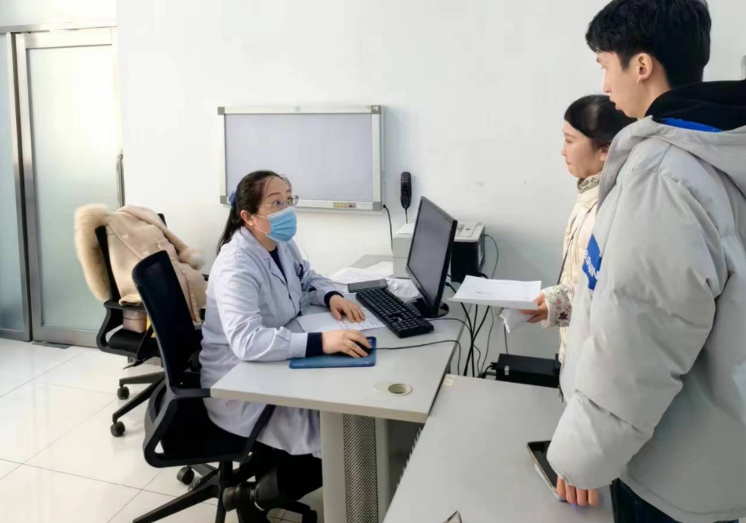 患者询问病情哈医大二院门诊部负责人于洋介绍,目前医院增加的知名