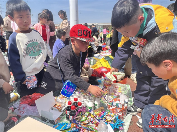 长沙县黄兴镇中心小学开展学雷锋爱心义卖活动