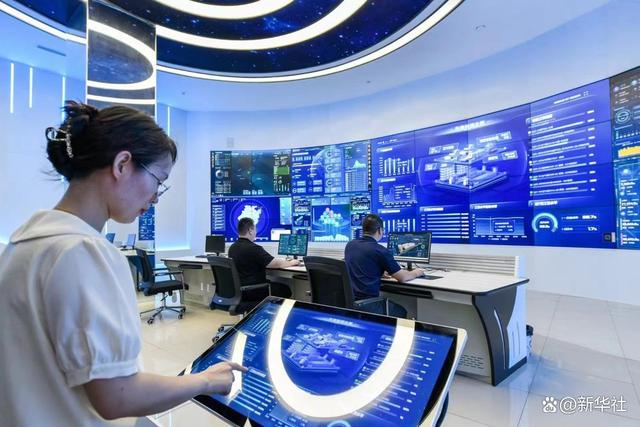 工作人员在浙江迎丰科技股份有限公司的“智慧工厂”处理数据（2023年7月27日摄）。新华社发（高洁摄）