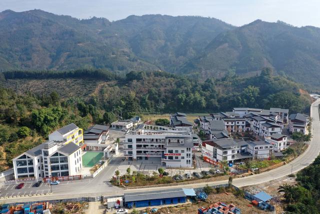 这是广西百色市乐业县新化镇百坭村村貌(无人机照片).