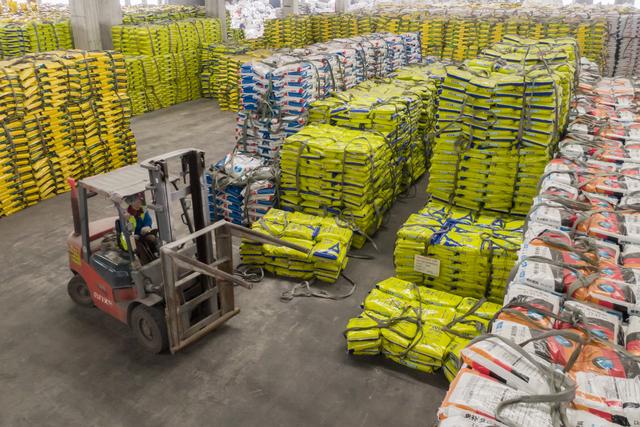 3月13日，在湖北省荆门市新洋丰农业科技股份有限公司，工作人员在搬运化肥产品（无人机照片）。新华社记者 杜子璇 摄
