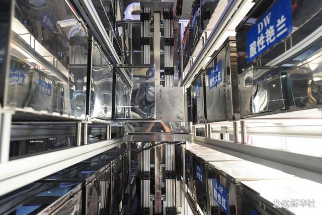位于浙江绍兴柯桥区的浙江鸿大印染集团有限公司的智能机器人在进行染料称料（2023年10月17日摄）。新华社记者 翁忻旸 摄