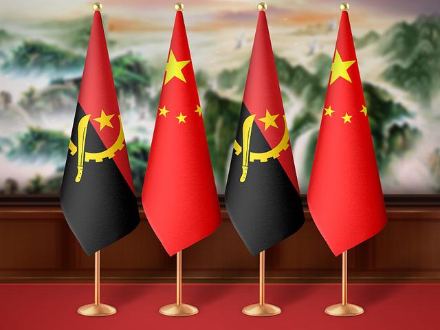 资料图:中国国旗与安哥拉国旗 (图/视觉中国)安哥拉总统洛伦索将于3月