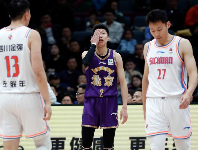 3月13日，北京控股队球员廖三宁（中）在比赛中眼部受伤。新华社记者 雒圆 摄