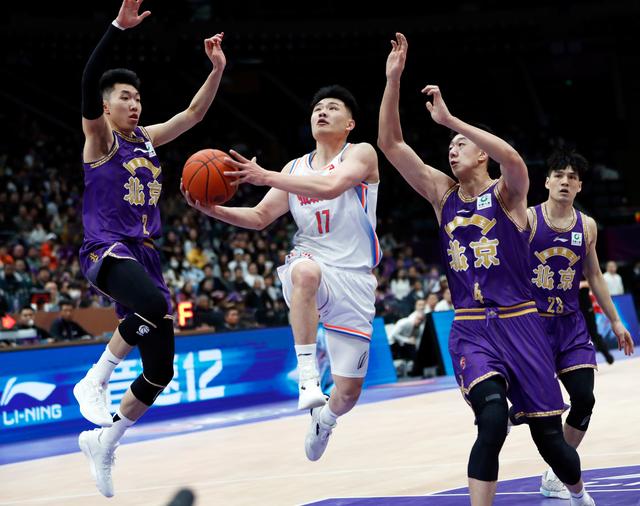 3月13日，四川金强队球员方佳晨（中）在比赛中上篮。新华社记者 雒圆 摄