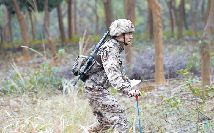 全军院校"强军杯"定向越野比赛现场.军委训练管理部军事体育处供图