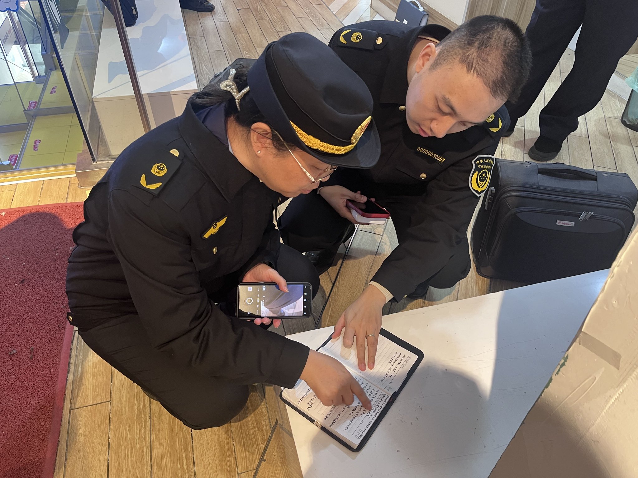 上海市市场监管局执法总队开展突击执法检查.上海市市场监管局供图