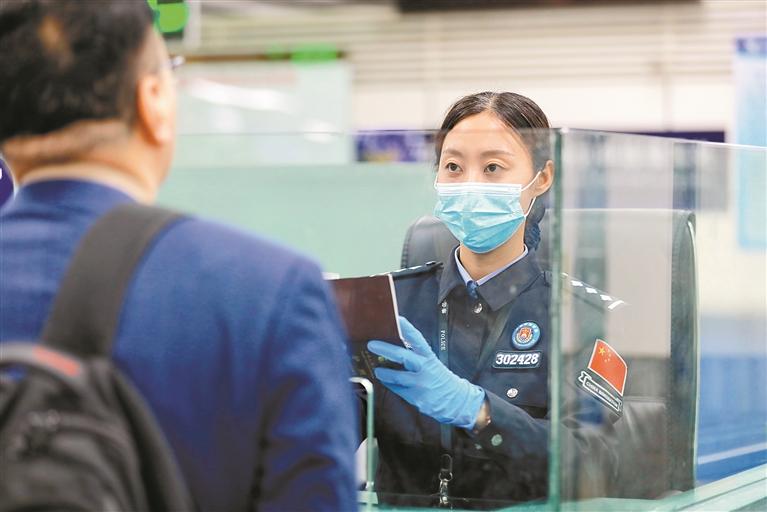 深圳边检民警换新制服|民警_新浪财经_新浪网