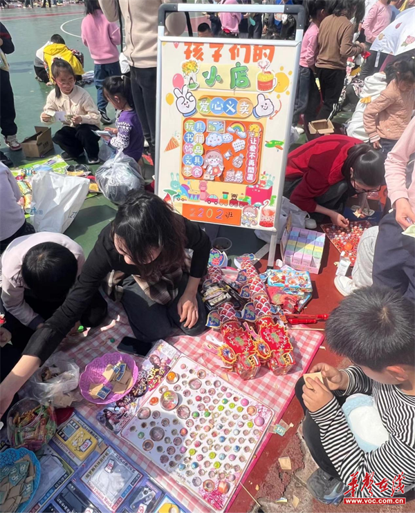 长沙县黄兴镇中心小学开展学雷锋爱心义卖活动_新浪财经_新浪网