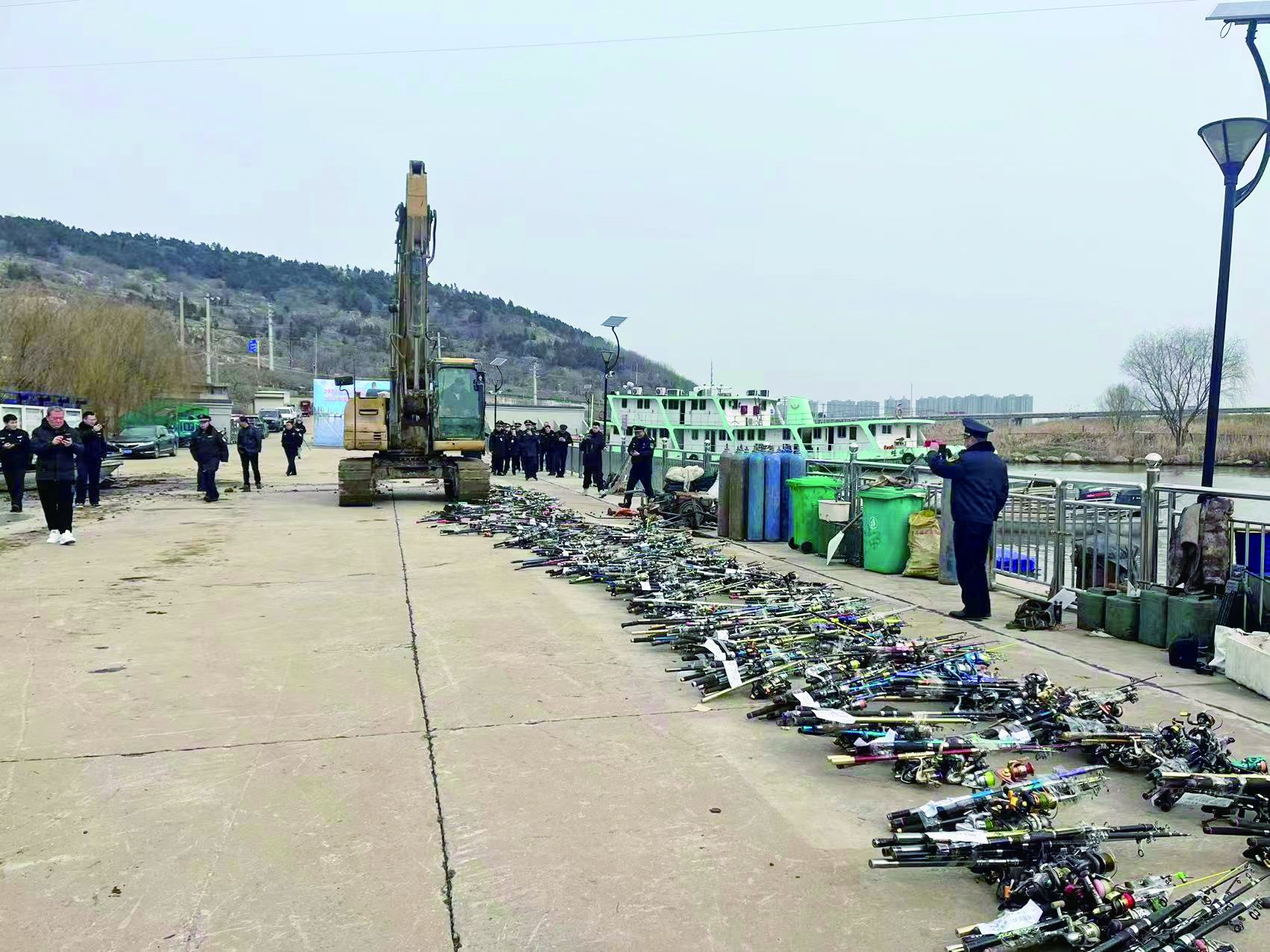 共计销毁涉渔"三无"船只和排筏81艘,网具199条,电捕鱼器34台,钓具830