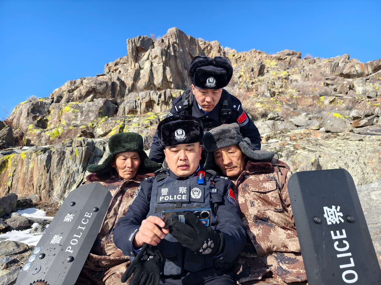 图为阿勒泰边境管理支队冲乎尔边境派出所民警与护边