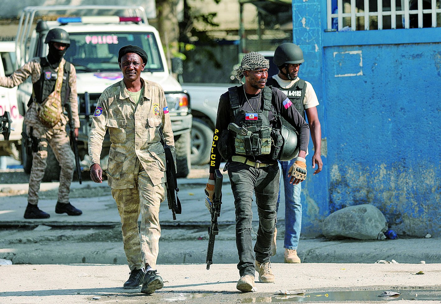 警察在海地首都太子港的警察局附近持枪巡逻