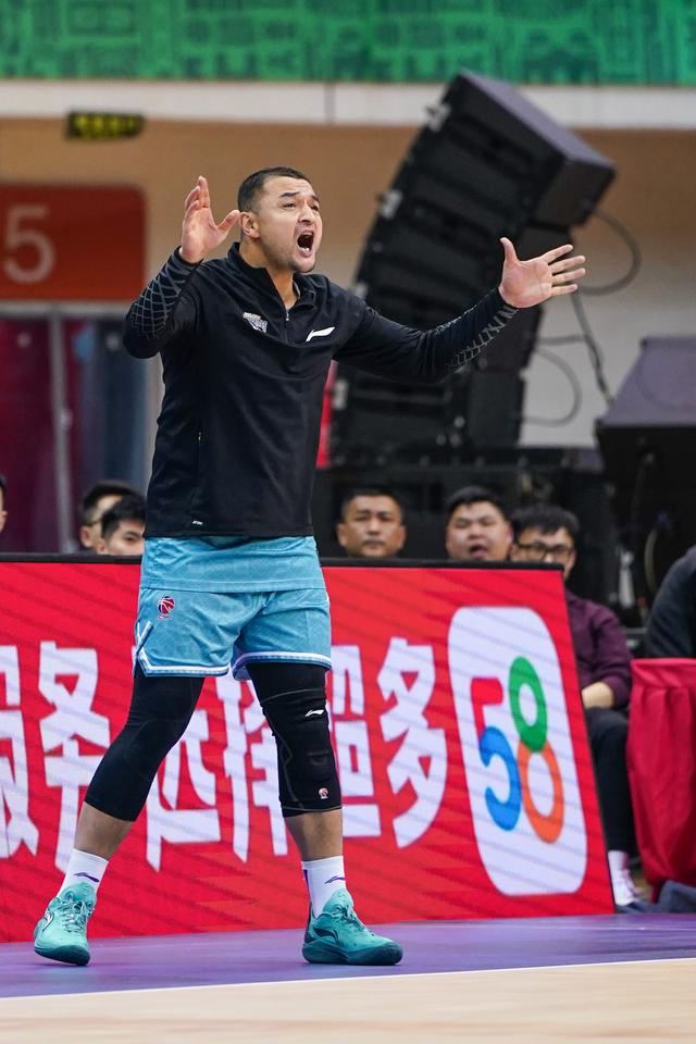 3月14日,南京头排苏酒队球员兼主教练西热力江在场边指挥.