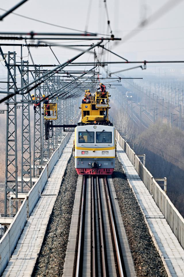 接触网集中修 保障铁路通畅_新浪财经_新浪网