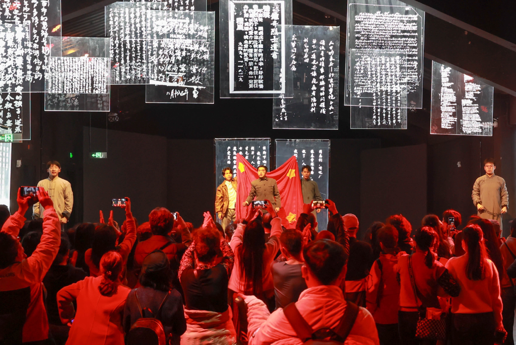 沉浸演艺赋能红色旅游重庆媒体团走进红岩红剧场