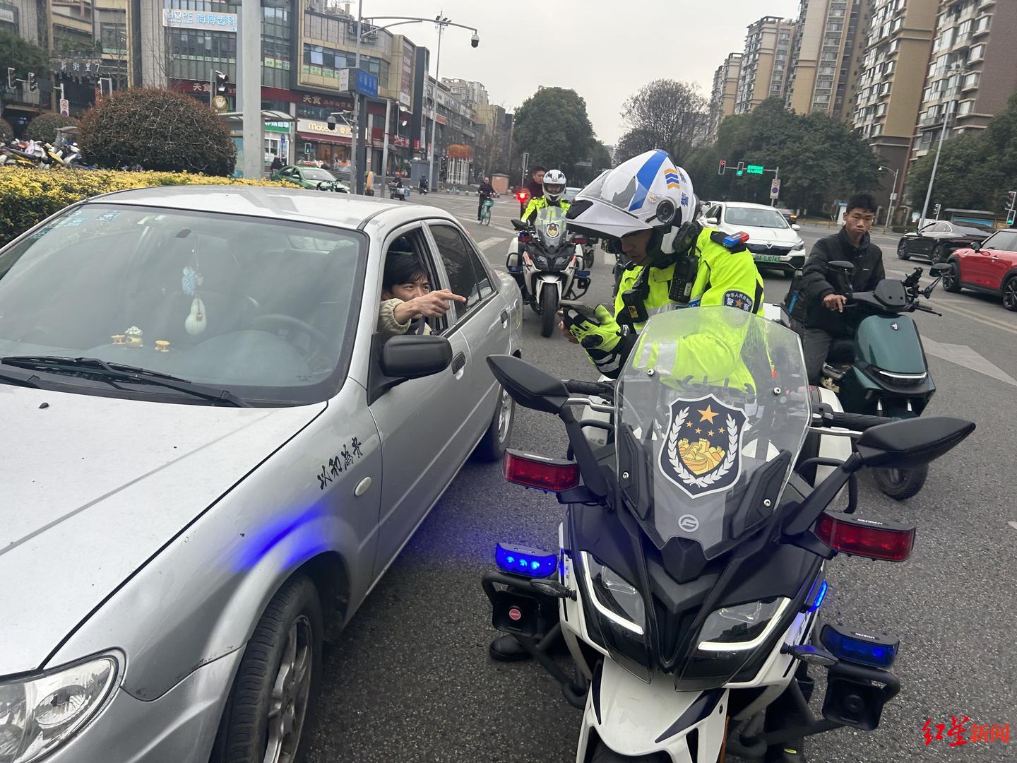 争分夺秒!成都交警铁骑紧急开道,护送烫伤男童就医