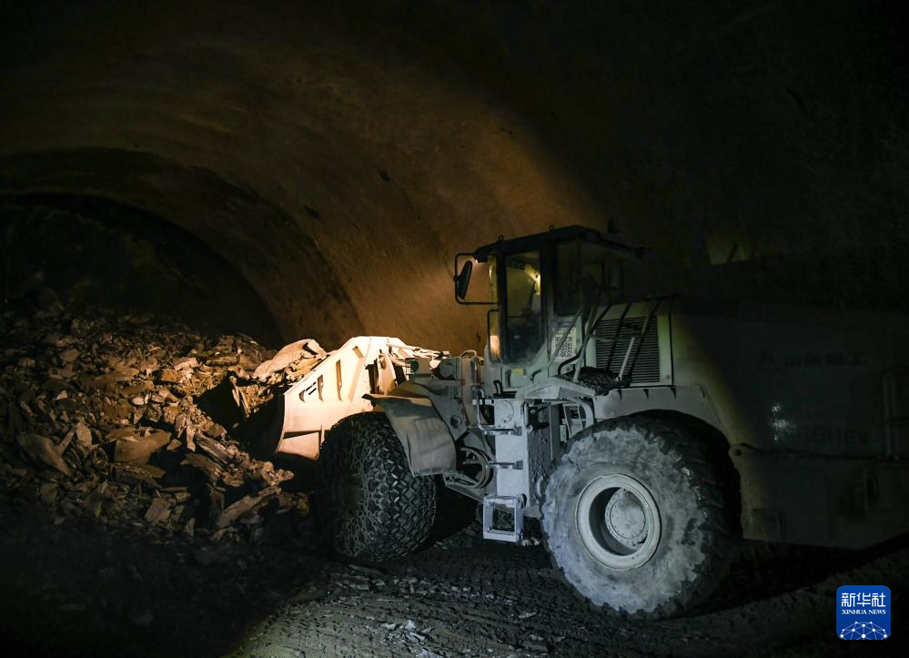 国道351夹金山隧道主洞掘进过半