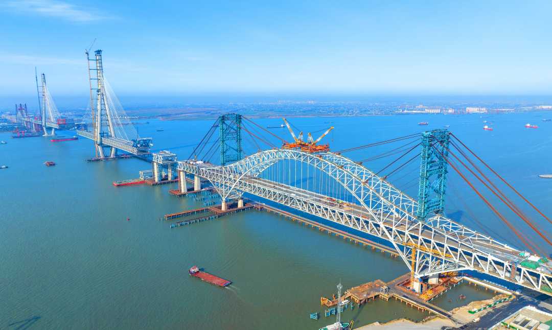常泰长江大桥连接常州市与泰州市,是集高速公路,城际铁路和普通公路为
