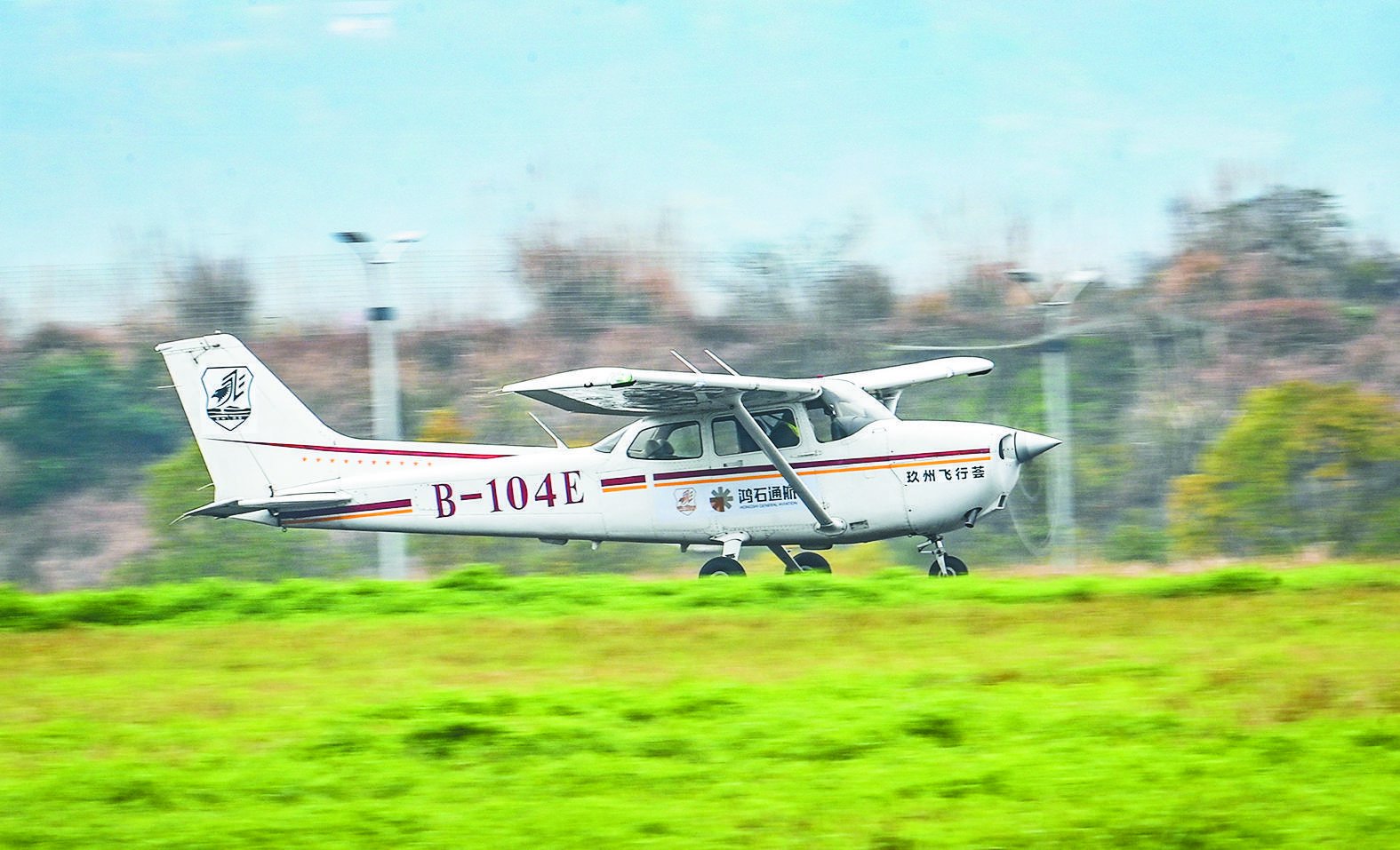 昨天下午,伴随着起飞指令,在重庆两江龙兴通用机场,一架载人飞机升空