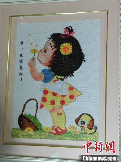 倪荣的十字绣作品.