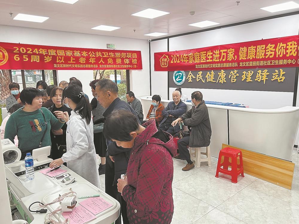 龙文区蓝田街道全民健康管理驿站内,老人在排队免费体检.