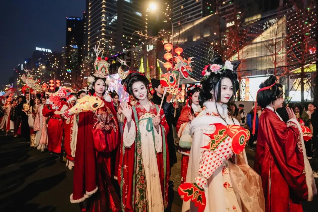 从法式巡游到汉服巡游,每一场活动都融合了特色表演,互动体验和文化