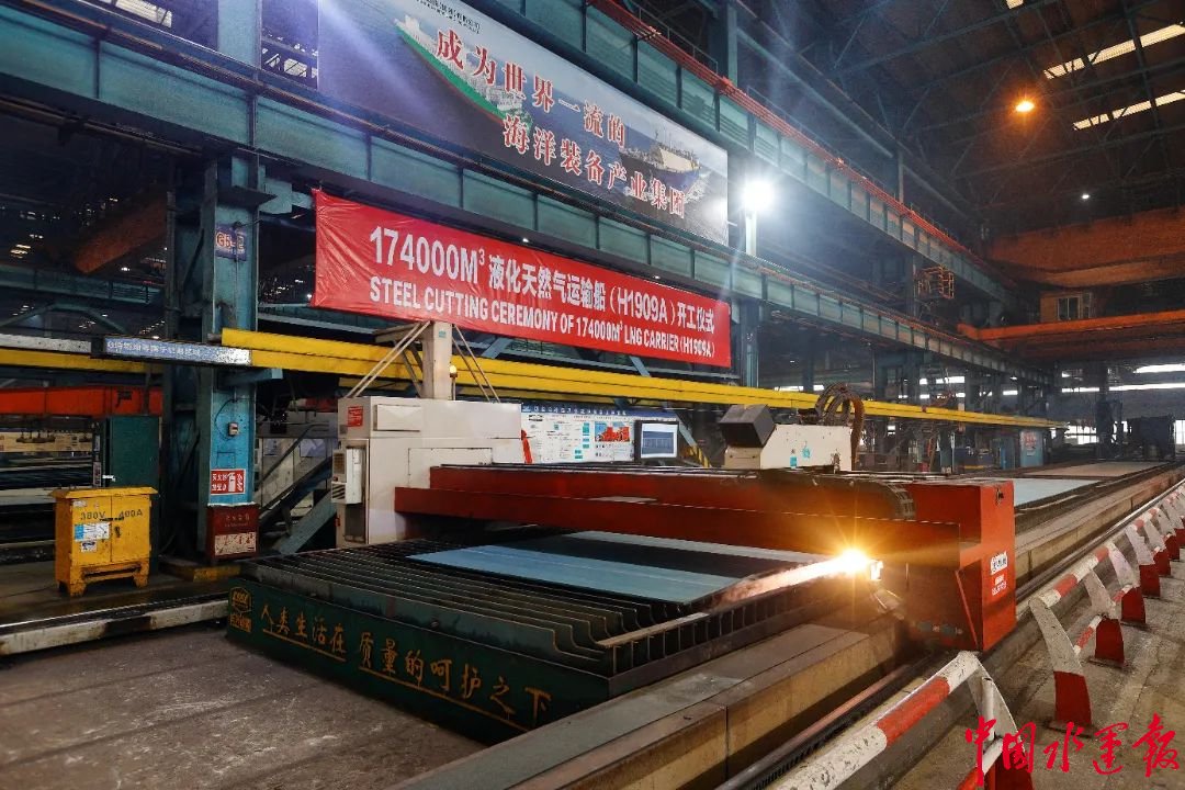 自国产首艘大型lng运输船"大鹏昊"开始,中国船级社上海分社参与了三十