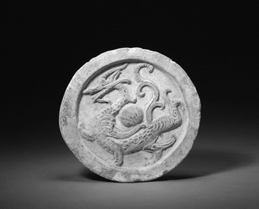 青龙纹瓦当是汉代文物,直径18.5厘米.故宫博物院收藏.