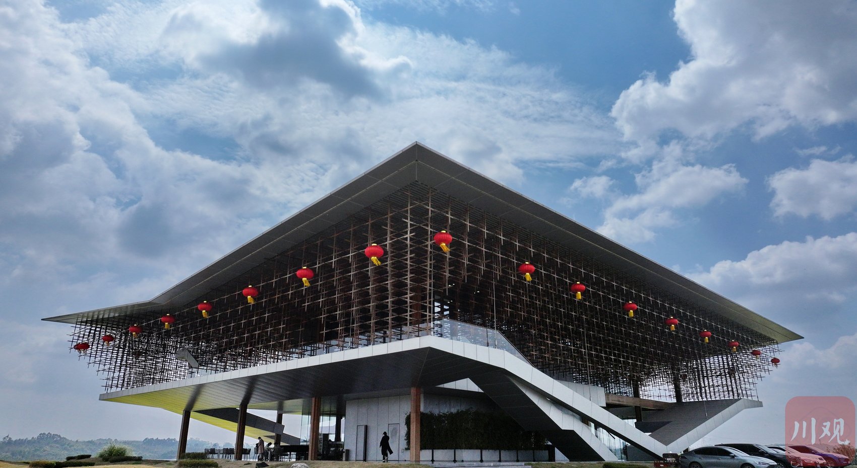 c视频丨成都:天府新区新地标"大雁展翅"春色美