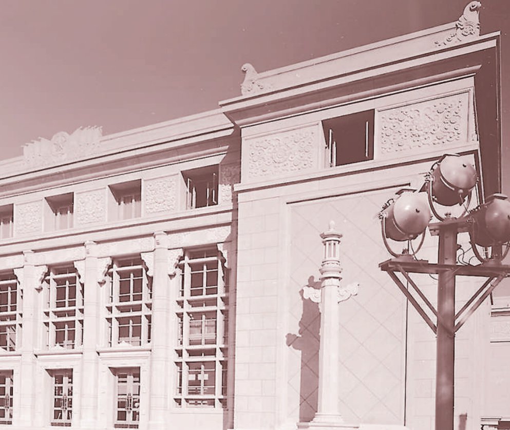 王可信摄1995年,由首都剧场南边的老食堂改建的北京人艺小剧场.