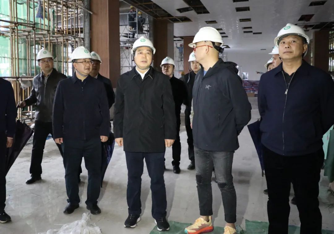 图为彭代元在姑婆山调研国家级旅游度假区创建工作