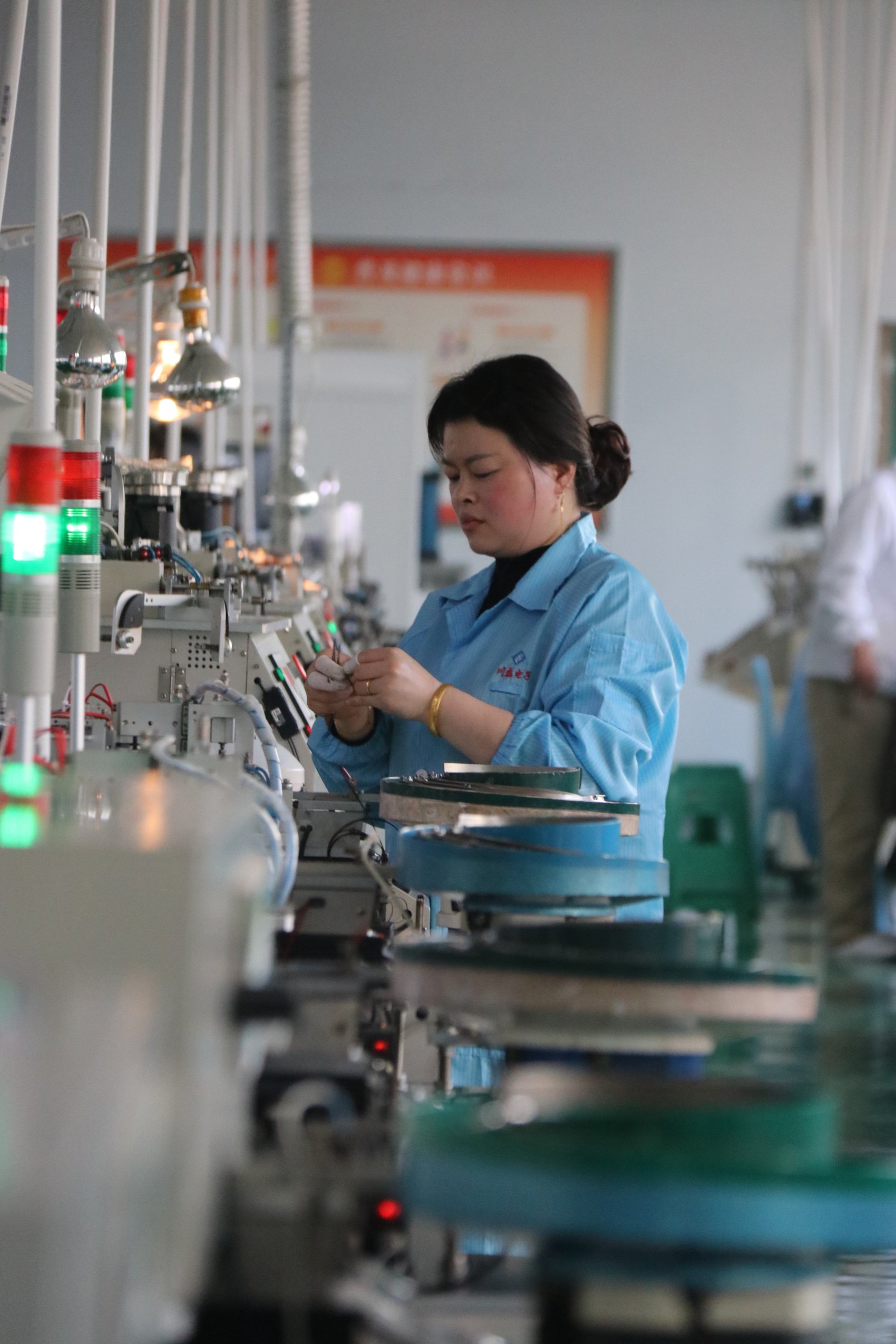 南充新川电子科技公司生产线上的工人.熊城 摄