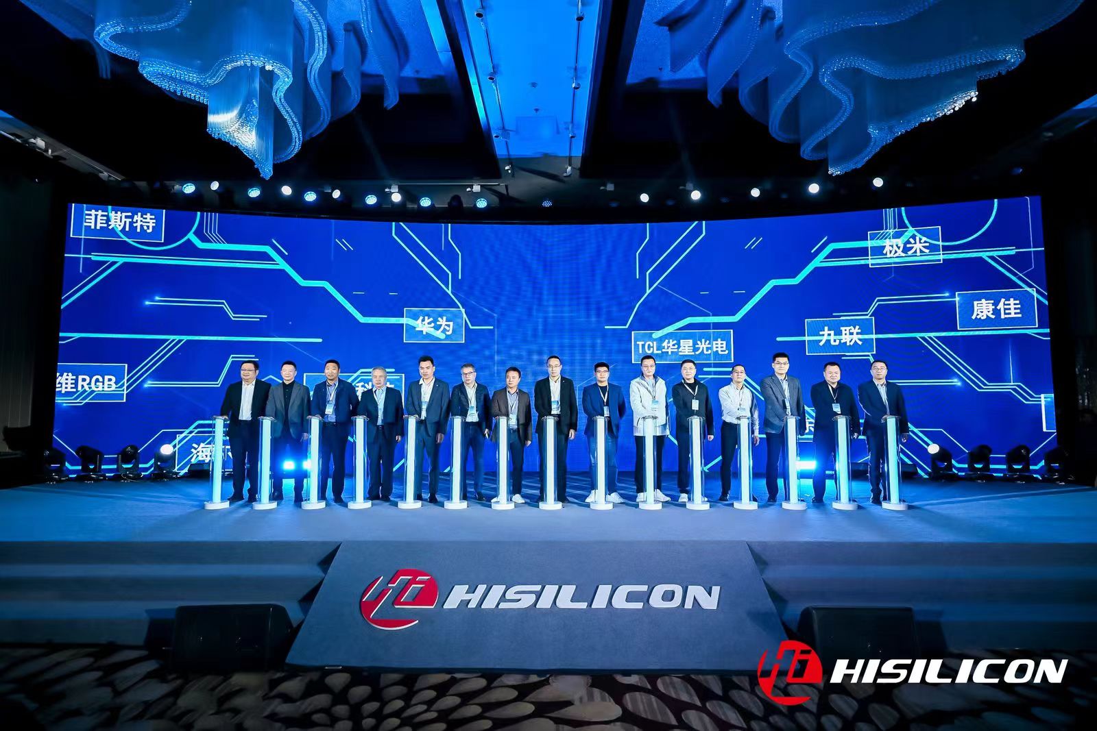 图为鸿鹄媒体与朱雀显示产业合作启动仪式极米科技是全球家用投影第一