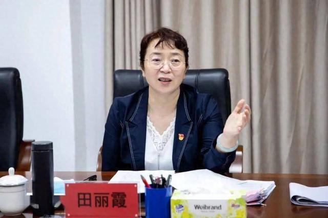 海南省东方市委书记田丽霞任上被查 此前以"救火队长"身份上任 爱佩戴