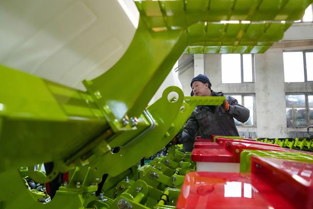 在德邦大为(佳木斯)农机有限公司装配车间,工人装配气力式播种机