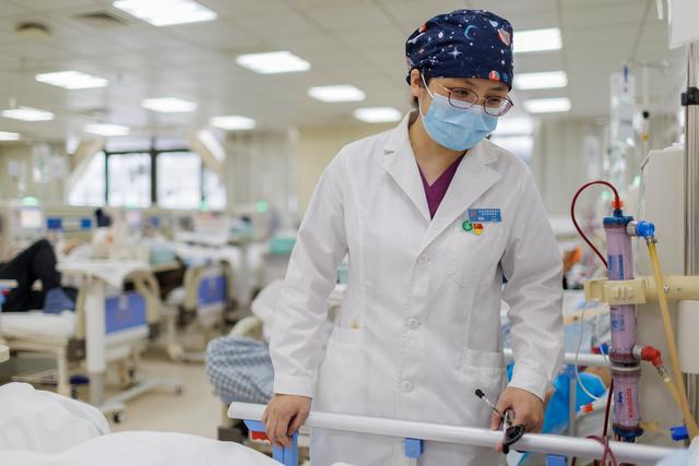 3月14日,熊敏在义诊后查房.