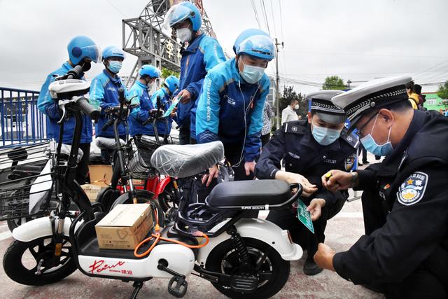 电动自行车上牌，规范非机动车管理。来源：新华社