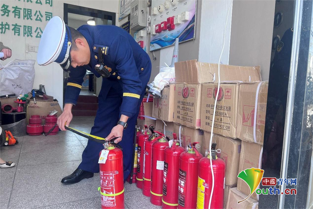 黎丹 摄湖北省咸宁市赤壁市消防救援大队对居民住宅小区消防设施开展