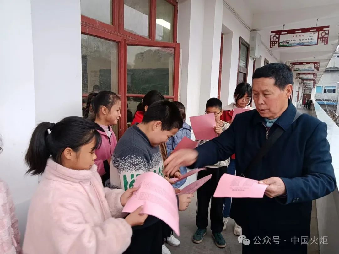 怀化市3月12日,浏阳市大瑶镇杨花村关工委组织中小学生开展雷锋月植树