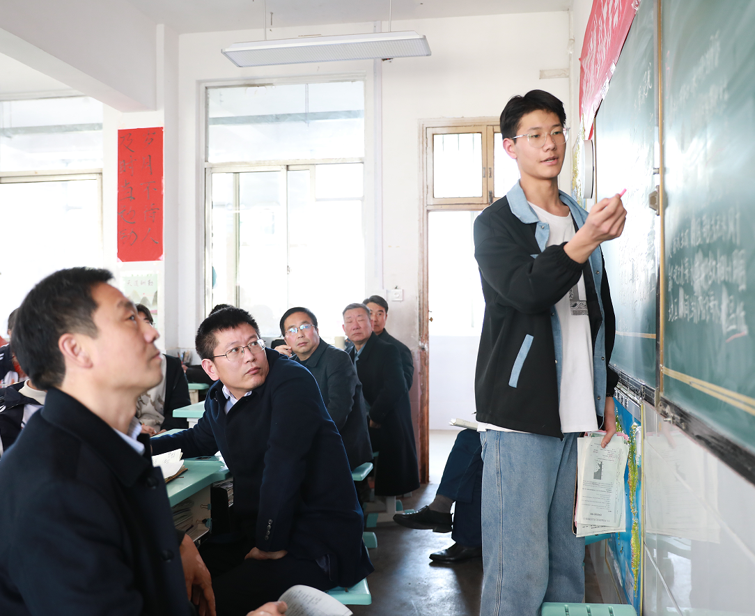 视导明方向 鼓劲赋动能——内乡县委书记张智广深入内乡高中调研指导