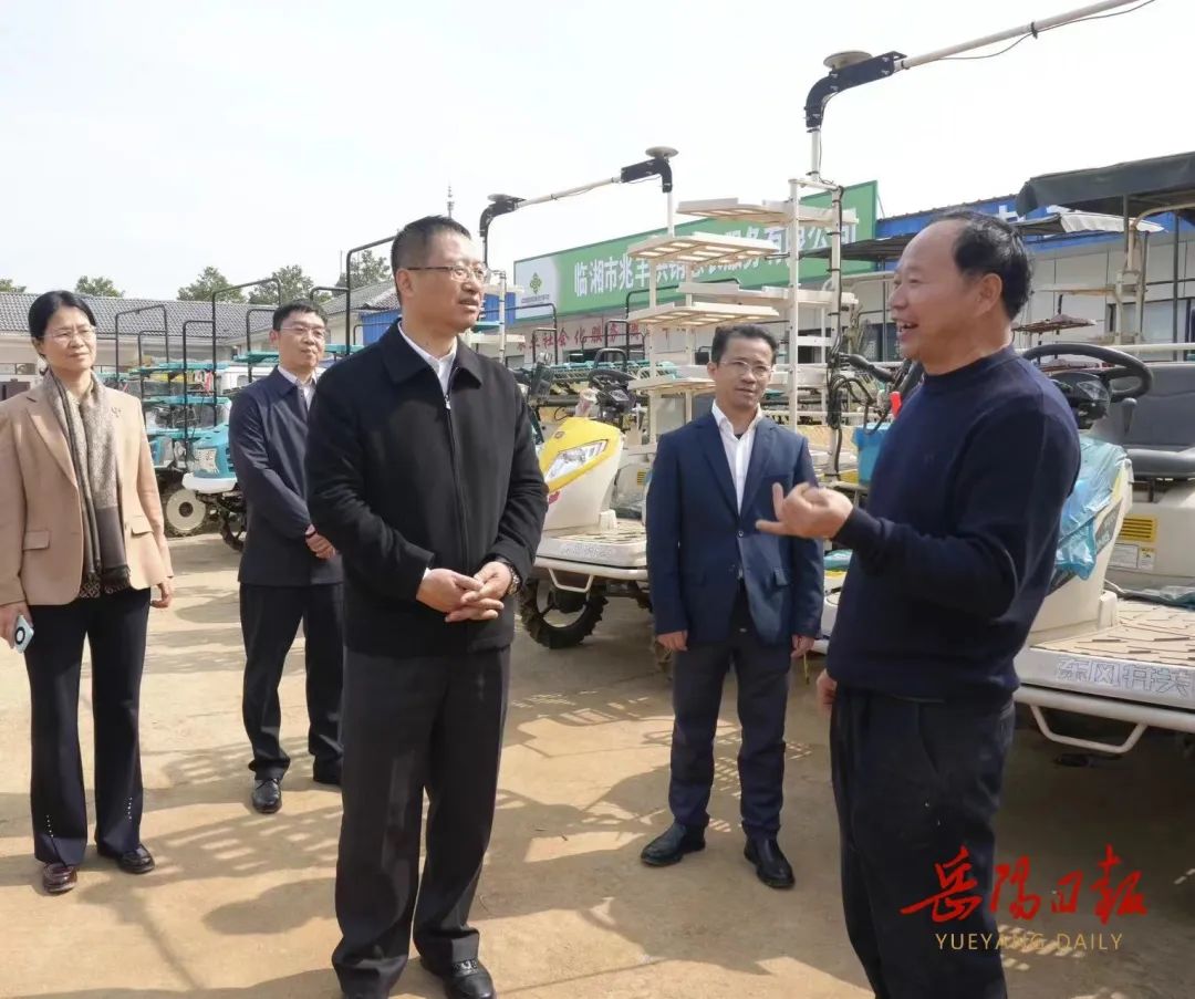 3月14日上午,谢卫江在聂市镇召丰水稻种植专业合作社调研.