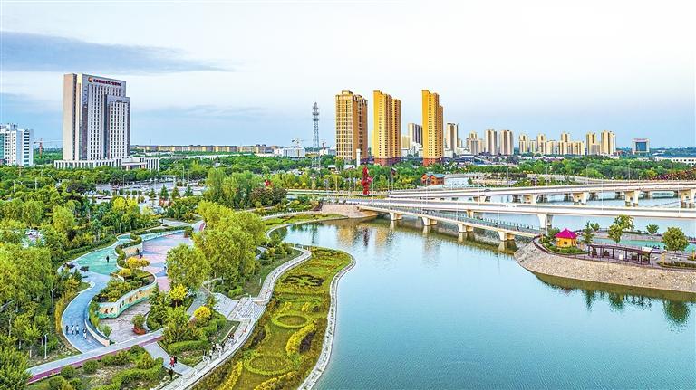 庆阳市西峰区南湖公园景色宜人.