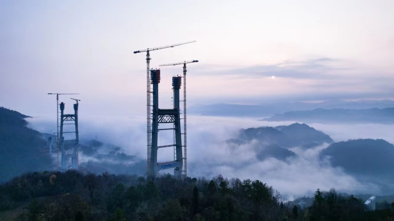 宜来高速柴埠溪特大桥西岸主塔封顶_新浪财经_新浪网