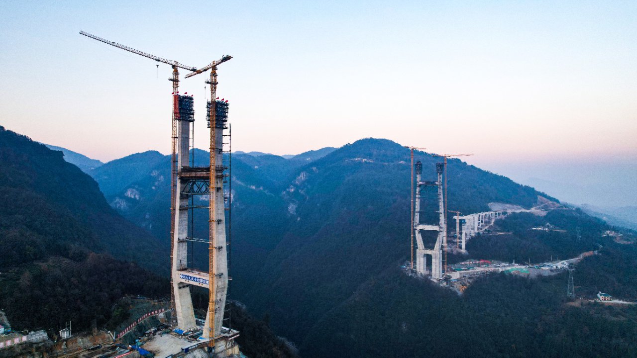 宜来高速柴埠溪特大桥西岸主塔封顶_新浪财经_新浪网